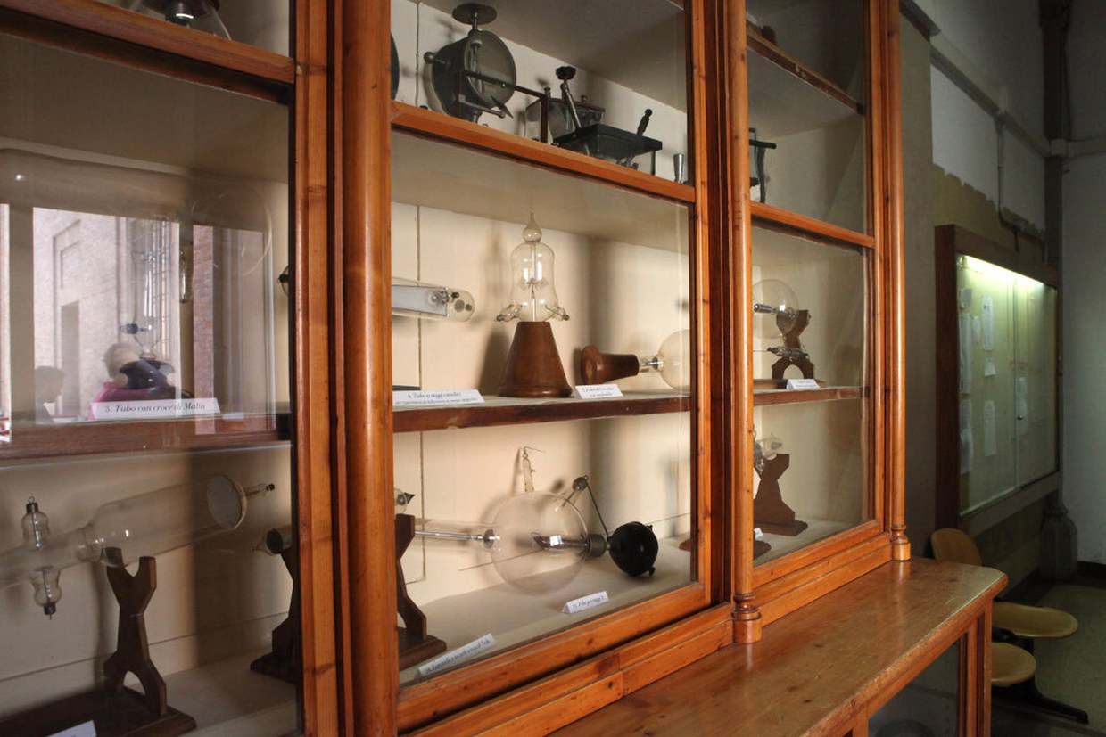 In the corridors: wardrobe with period scientific objects. Today part of the path of the Chemistry museum