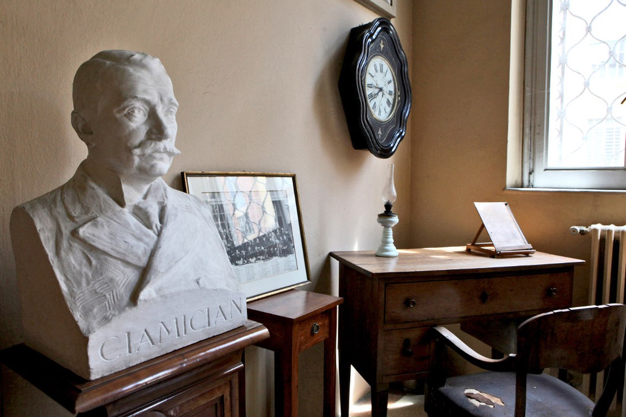 Today: the "Ciamician's corner" in the entrance hall of the Department, with the furnishing and the bust